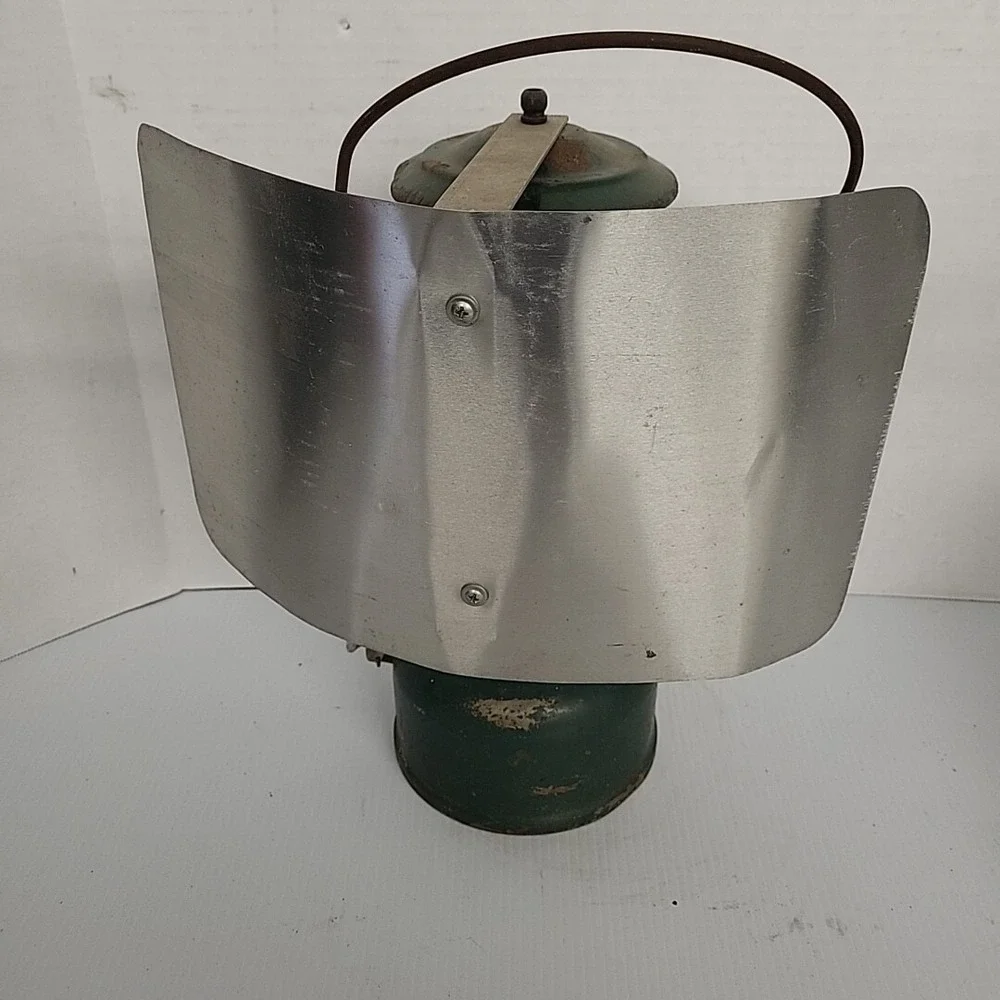 Coleman Lantern‎ 1971 Model 22OF W/ Shield